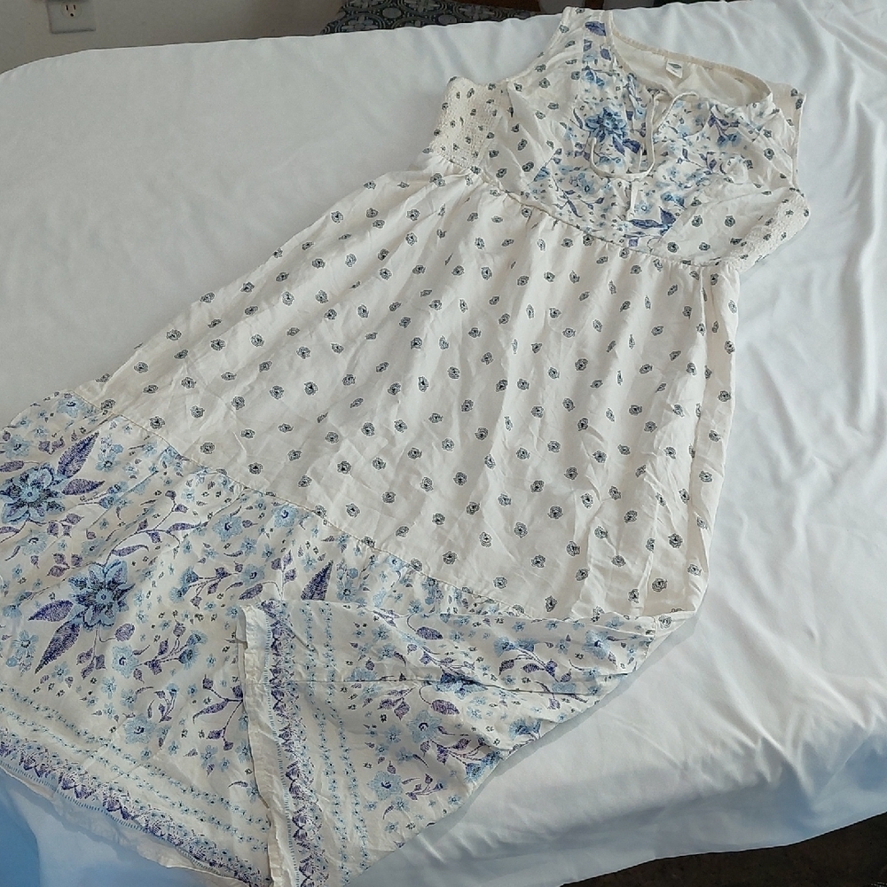 Old Navy Cream blue and purple Elegant sleeveless dress with delicate flowers.